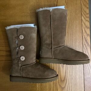 Preowned UGG K Bailey Button Triplet Boots Chestnut Size 5 BIG KID